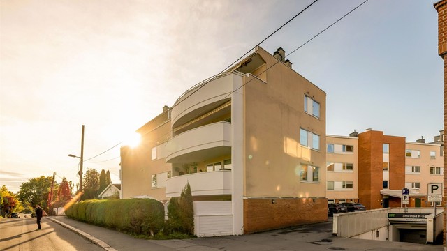 Eiendommen har oppvarmet garasjeanlegg i kjelleren og gjesteparkering ved inngangen.