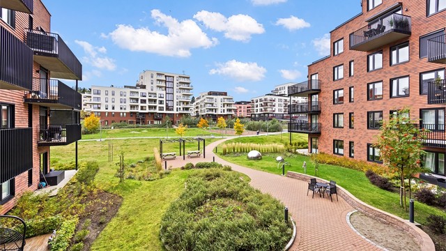 Utsikt fra balkongen byr på en flott park.