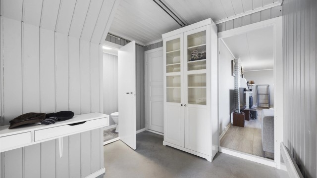 Fra gangen er det inngang til toalettrom og videre til det innredede oppholdsrommet.
