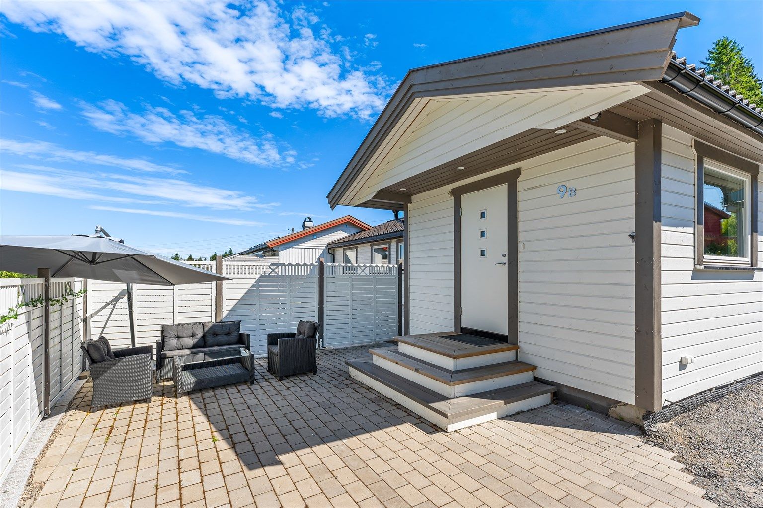 Uteplassen ved inngangspartiet er en steinplatting på 27 m² med levegger i tre.