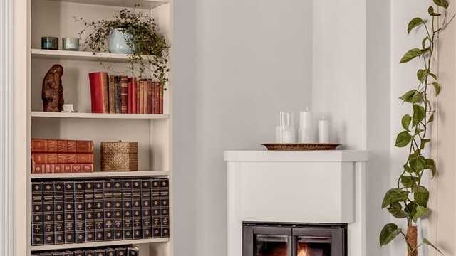 Peisovn med glassdør bidrar til ekstra varme og hygge på kjølige dager.