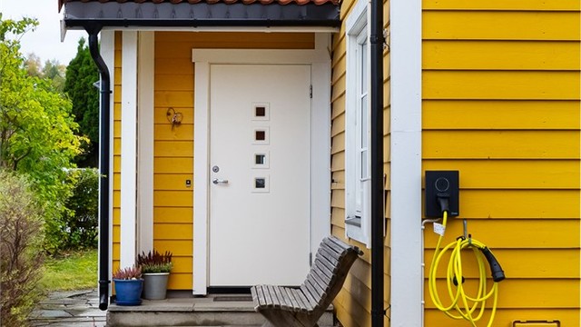 Velkommen inn. Det er montert elbillader på ytterveggen.