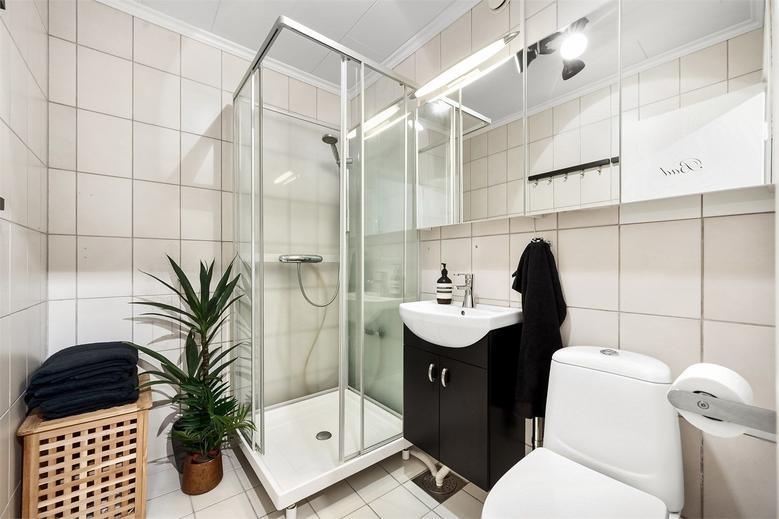 Badet er utstyrt med dusjkabinett, vegghengt servantskap, speilskap og toalett. Helhetsvurdering på TG3 - se tilstandsrapport for nærmere info.