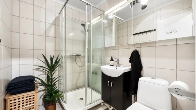 Badet er utstyrt med dusjkabinett, vegghengt servantskap, speilskap og toalett. Helhetsvurdering på TG3 - se tilstandsrapport for nærmere info.