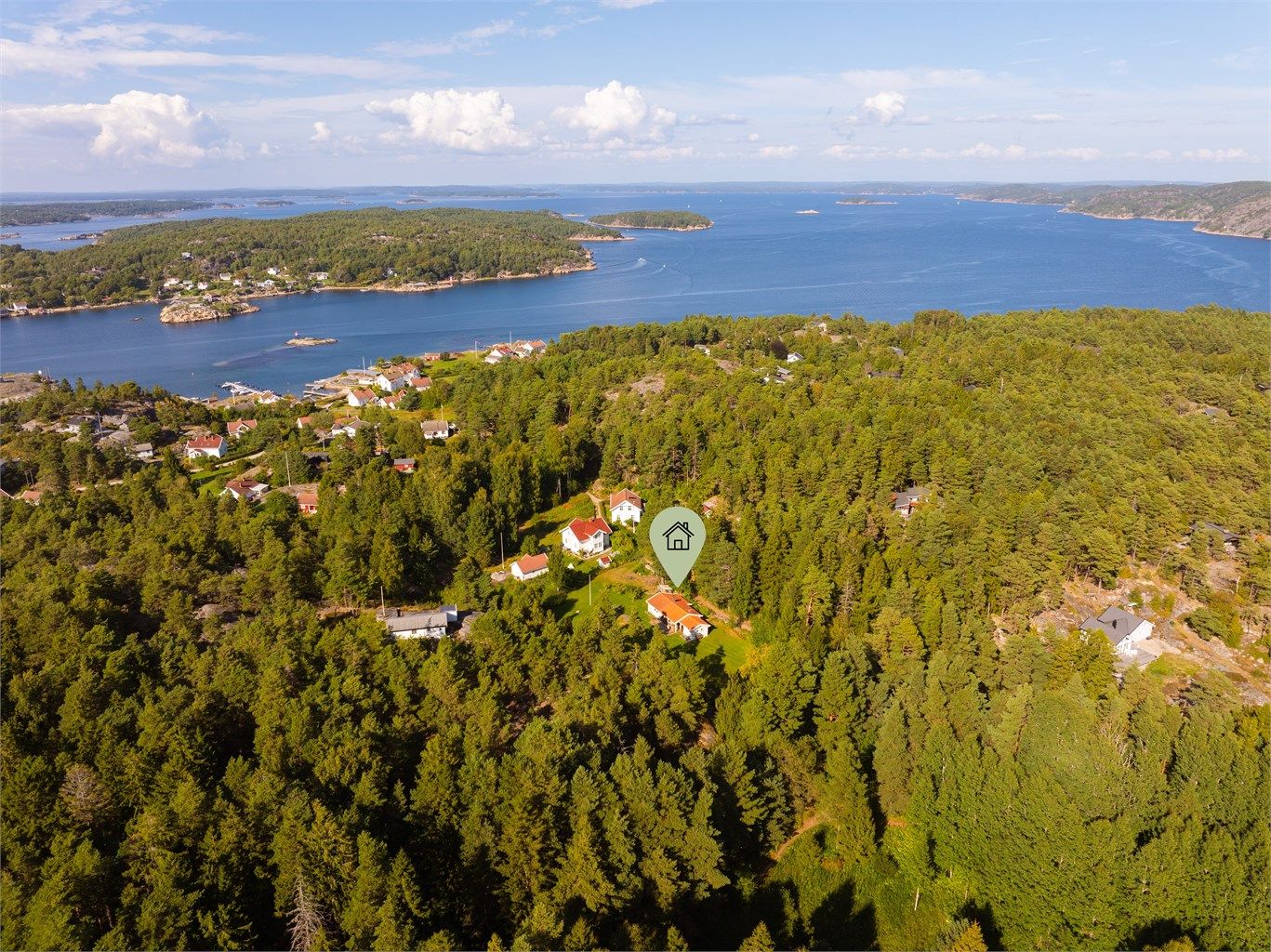 Ved Gravningsund nord på Søndre Sandøy ligger denne over 3,8 mål store fritidseiendommen, tilbaketrukket og skjermet fra de fleste vindretninger.