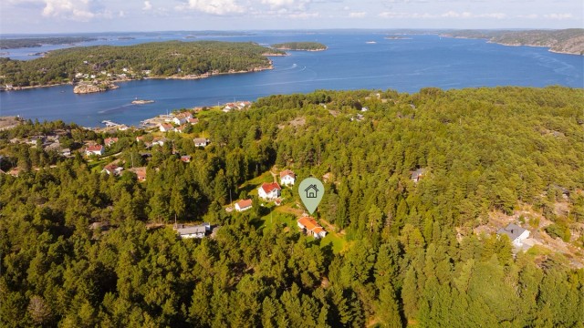 Ved Gravningsund nord på Søndre Sandøy ligger denne over 3,8 mål store fritidseiendommen, tilbaketrukket og skjermet fra de fleste vindretninger.