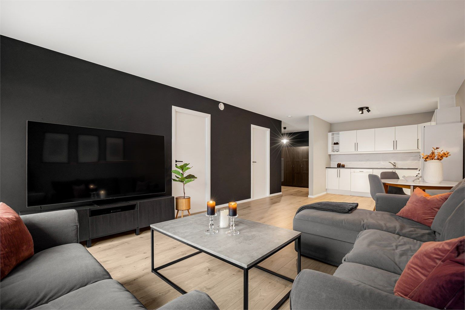 Åpen kjøkken- og stueløsning med sofaområde samt spiseplass