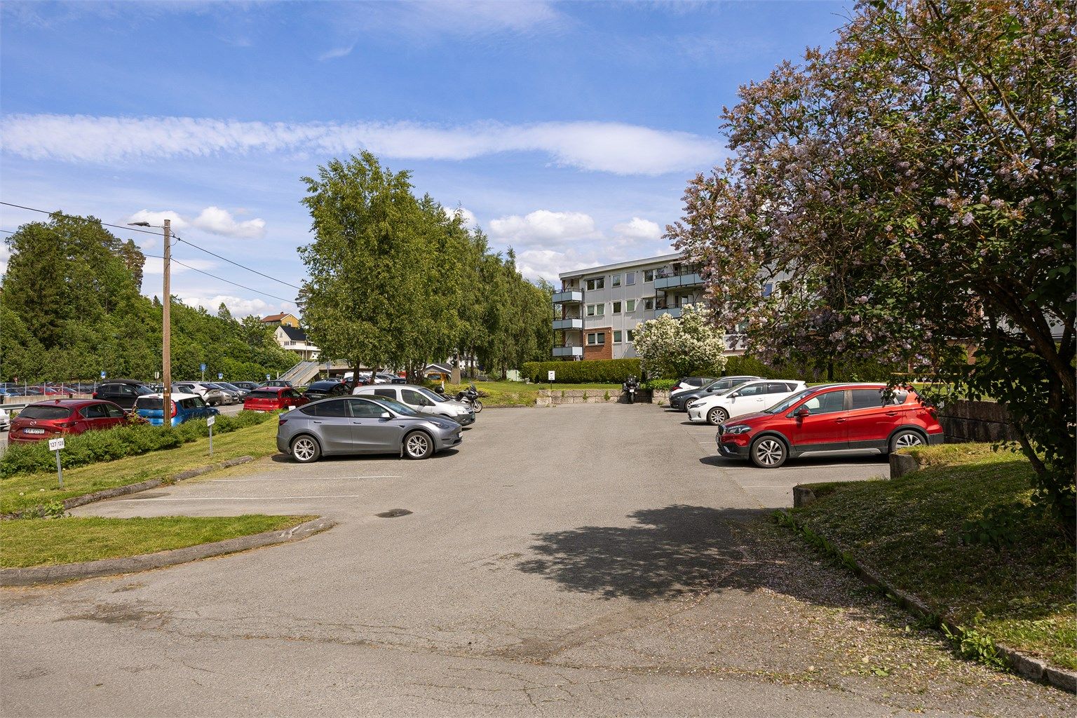 Borettslaget disponerer 49 garasjeplasser og 138 parkeringsplasser som leies ut etter søknad til styret og tildeles etter ansiennitet.