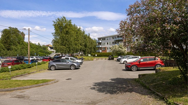 Borettslaget disponerer 49 garasjeplasser og 138 parkeringsplasser som leies ut etter søknad til styret og tildeles etter ansiennitet.