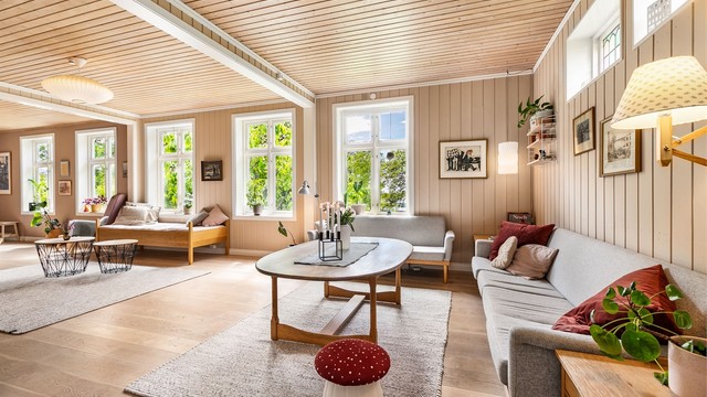 Høyreiste krysspostvinduer i både sør- og vestveggen fyller stuen med mye naturlig lys.