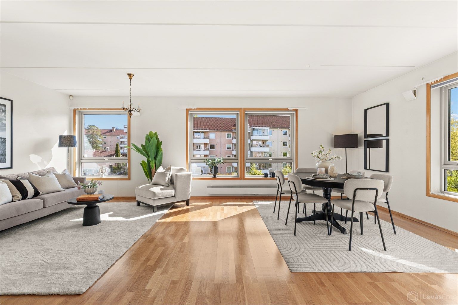 Den romslige stuen/spisestuen har plass til både sofagruppe og spisebord. Parkett på gulv er gjennomgående i oppholdsrommene.