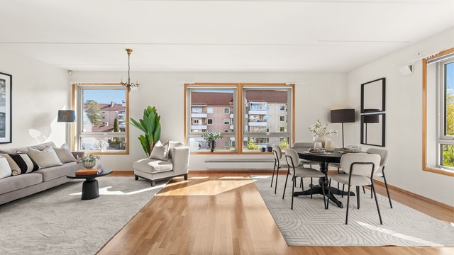 Den romslige stuen/spisestuen har plass til både sofagruppe og spisebord. Parkett på gulv er gjennomgående i oppholdsrommene.