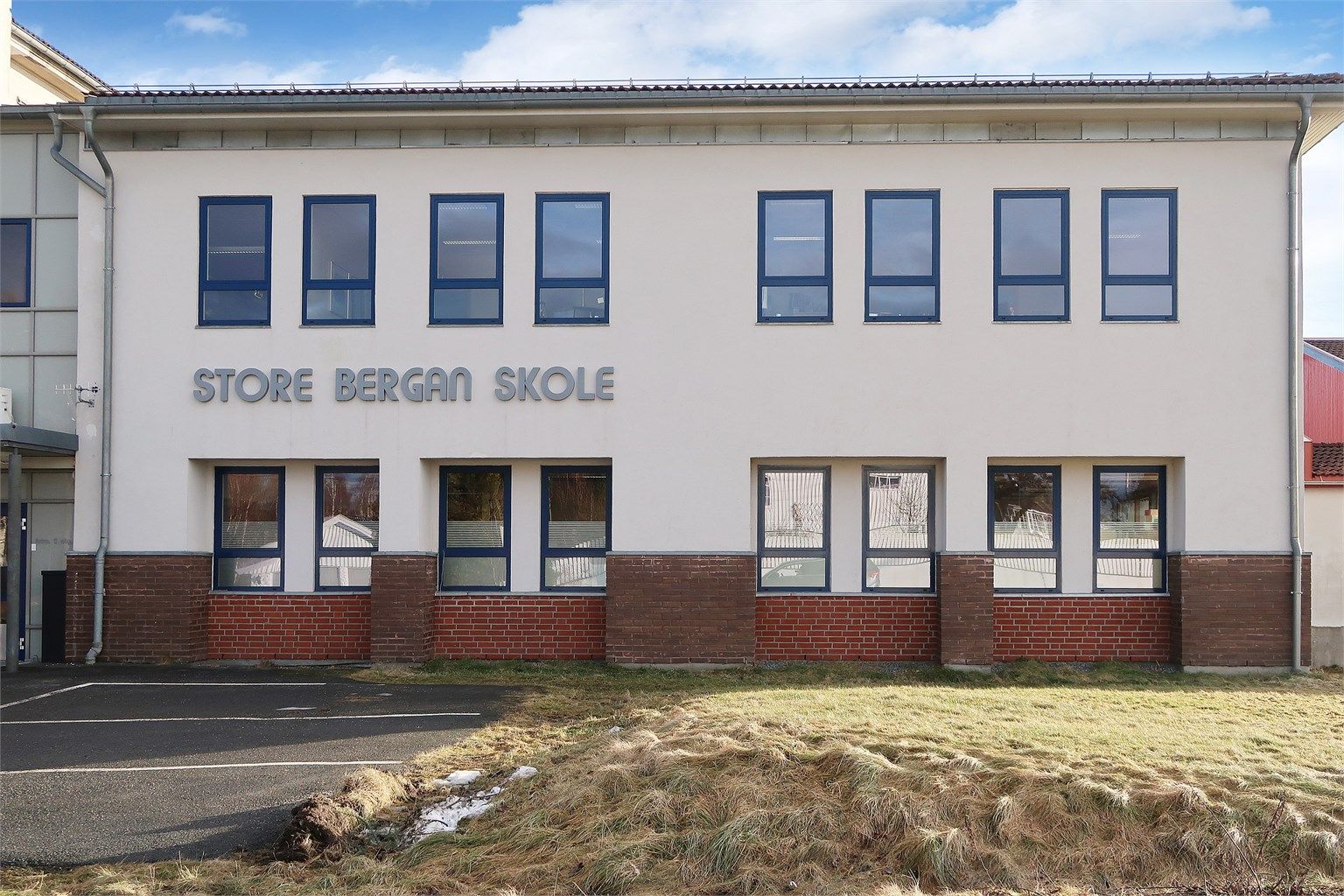 Boligen ligger med kort vei til Store Bergan barneskole, samt Ranvik ungdomsskole.
