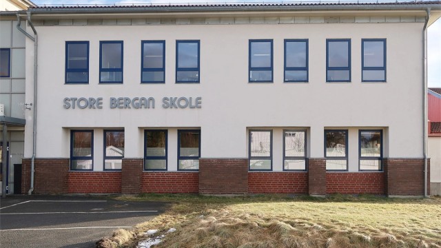 Boligen ligger med kort vei til Store Bergan barneskole, samt Ranvik ungdomsskole.