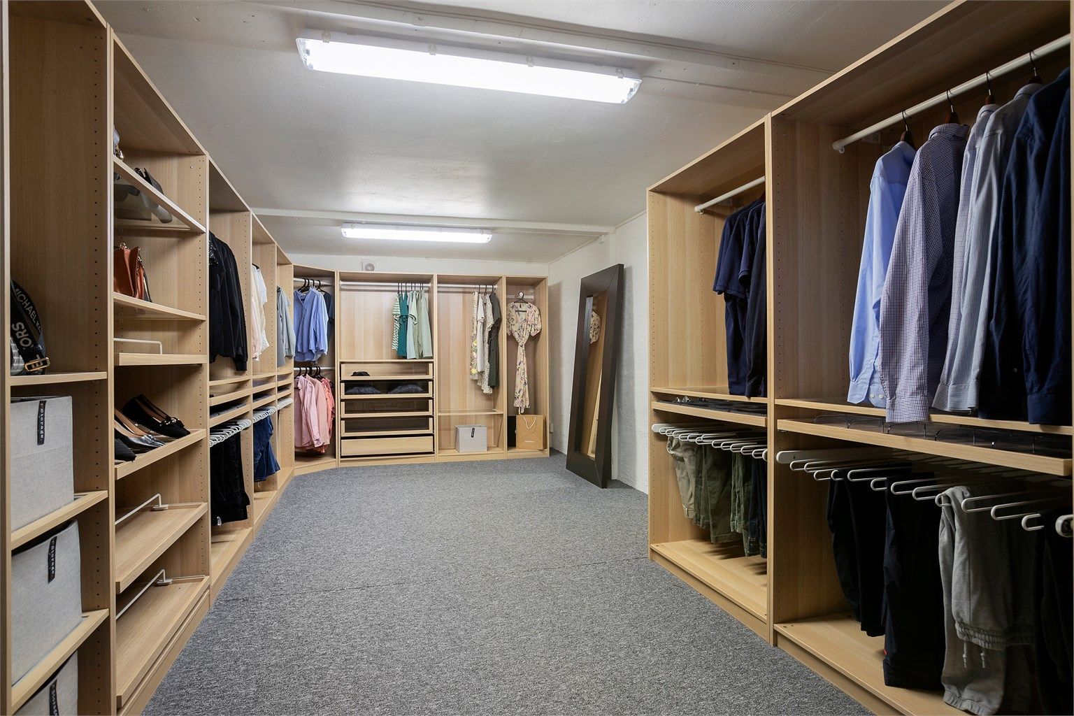 Stort walk-in closet gir rikelig med oppbevaringsplass for klær og sko.