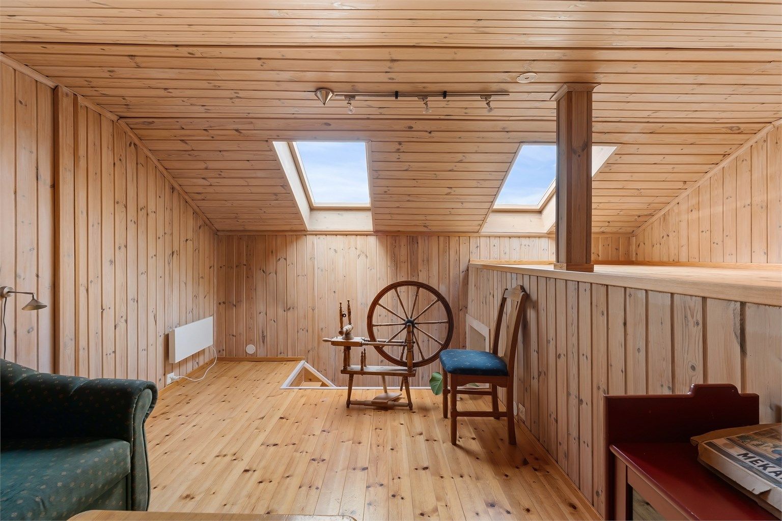 Innredet loftsrom over garasjen med takvinduer som gir godt med lys.