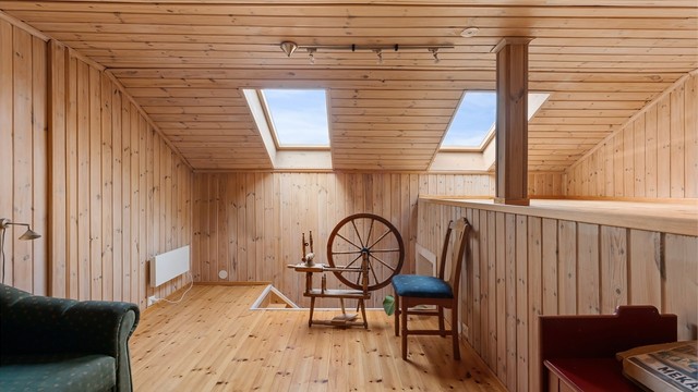 Innredet loftsrom over garasjen med takvinduer som gir godt med lys.