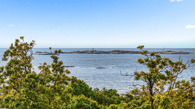 Hytta ligger høyt og fritt til med fantastisk utsikt over havet og mot Svenner fyr. Her har du full kontroll over det yrende båtlivet en varm sommerdag.