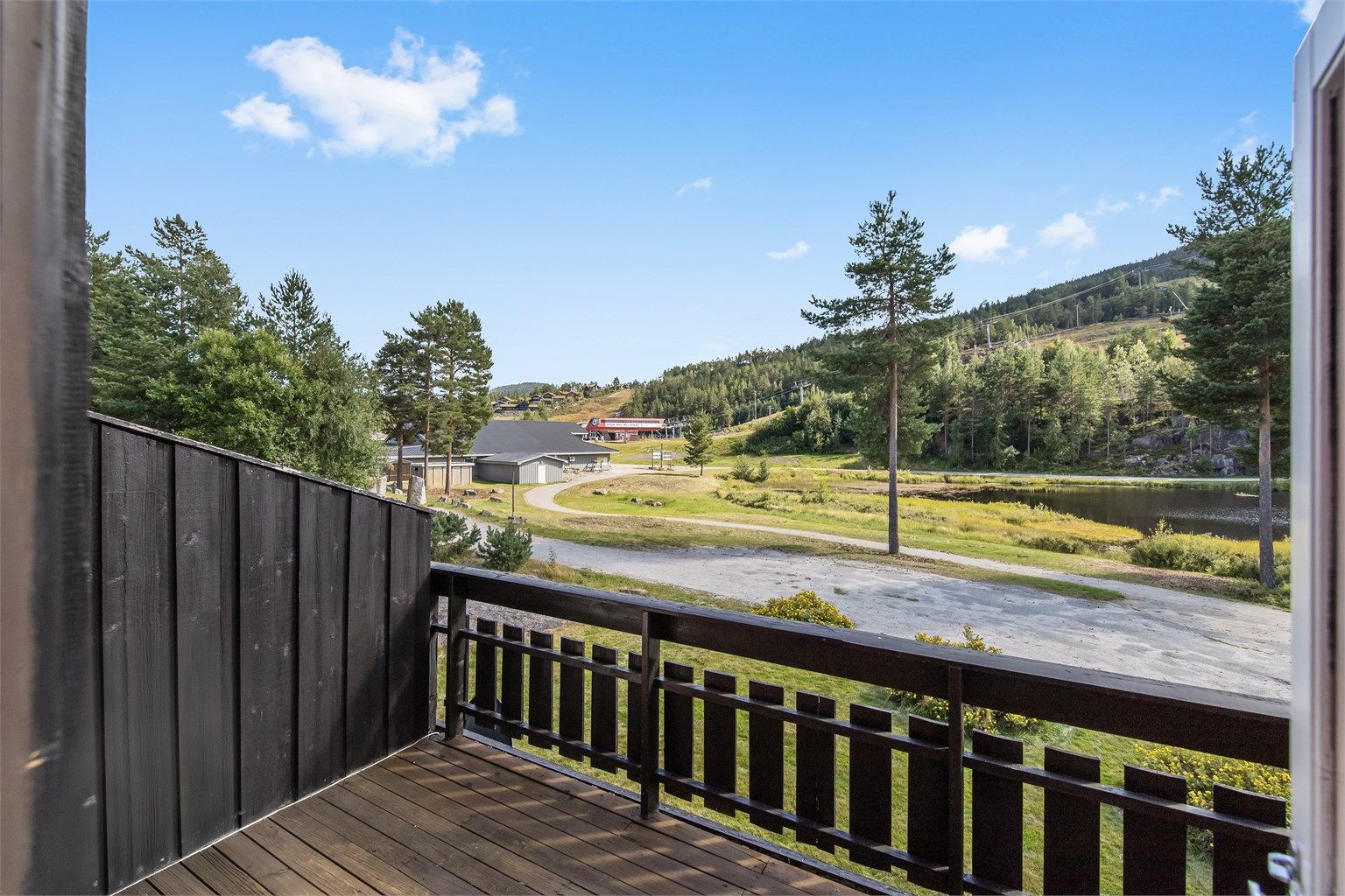 Fantastisk veranda uten innsyn med god utsikt og gode solforhold i Vesletjønnvegen 27!