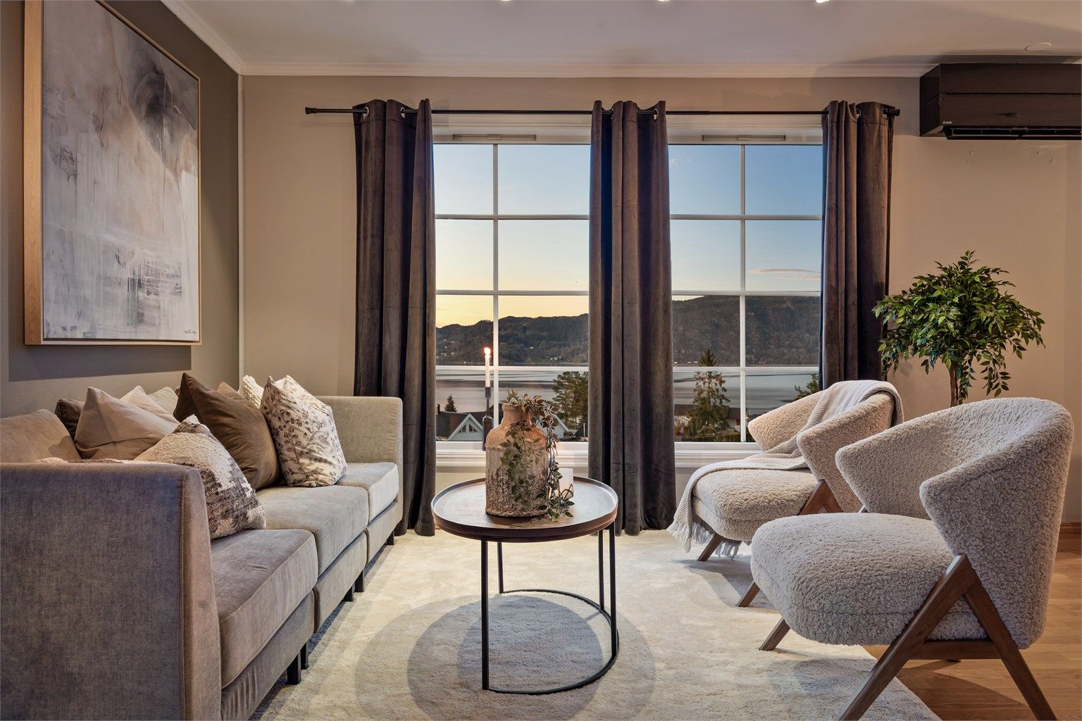 Store vindusflater fra 2010 rammer inn utsikten og gir rikelig med lys til oppholdsrommene.