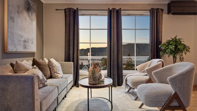 Store vindusflater fra 2010 rammer inn utsikten og gir rikelig med lys til oppholdsrommene.