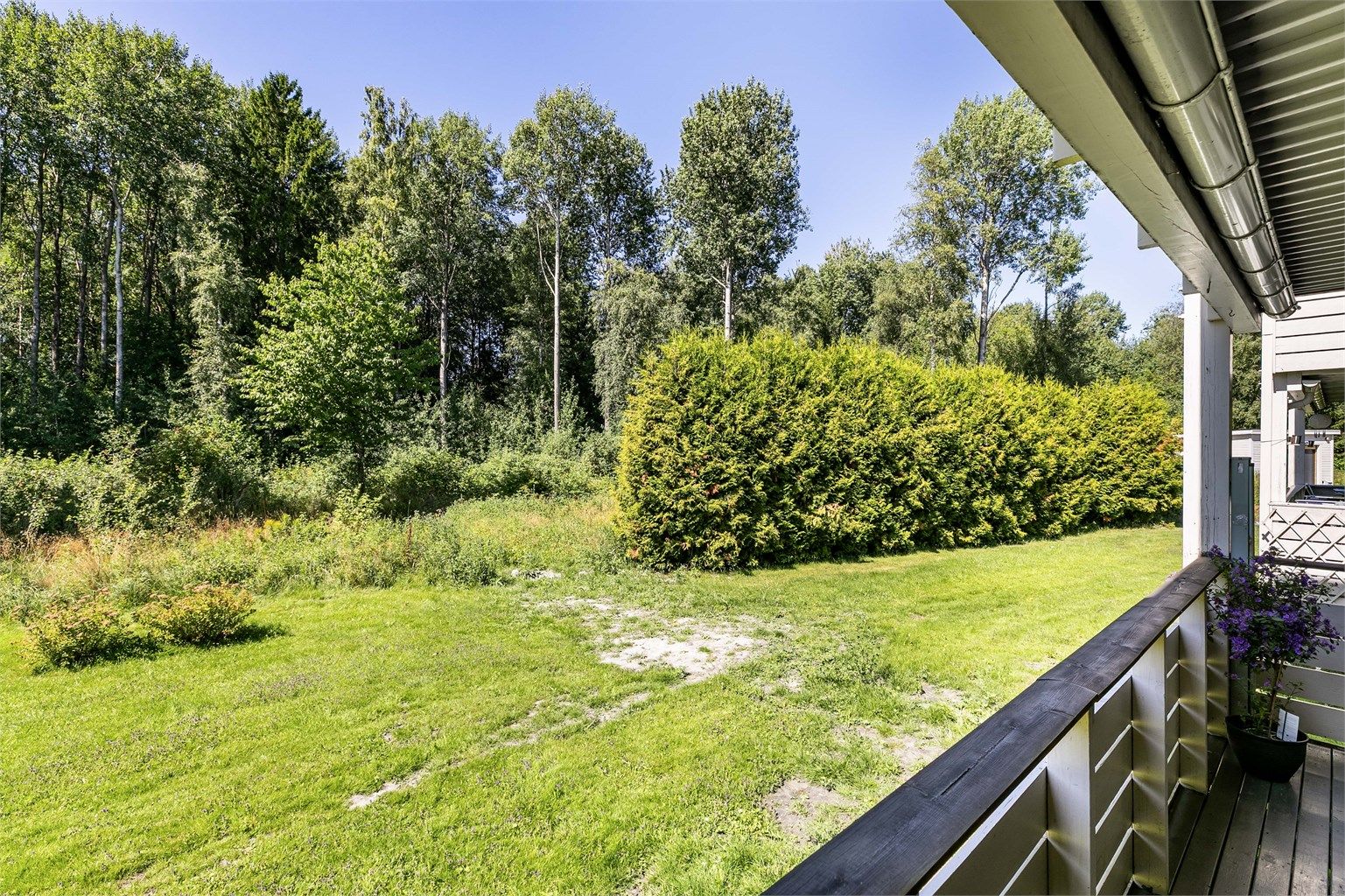 Verandaen er orientert mot solens gang på ettermiddag og kveld sommerstid.