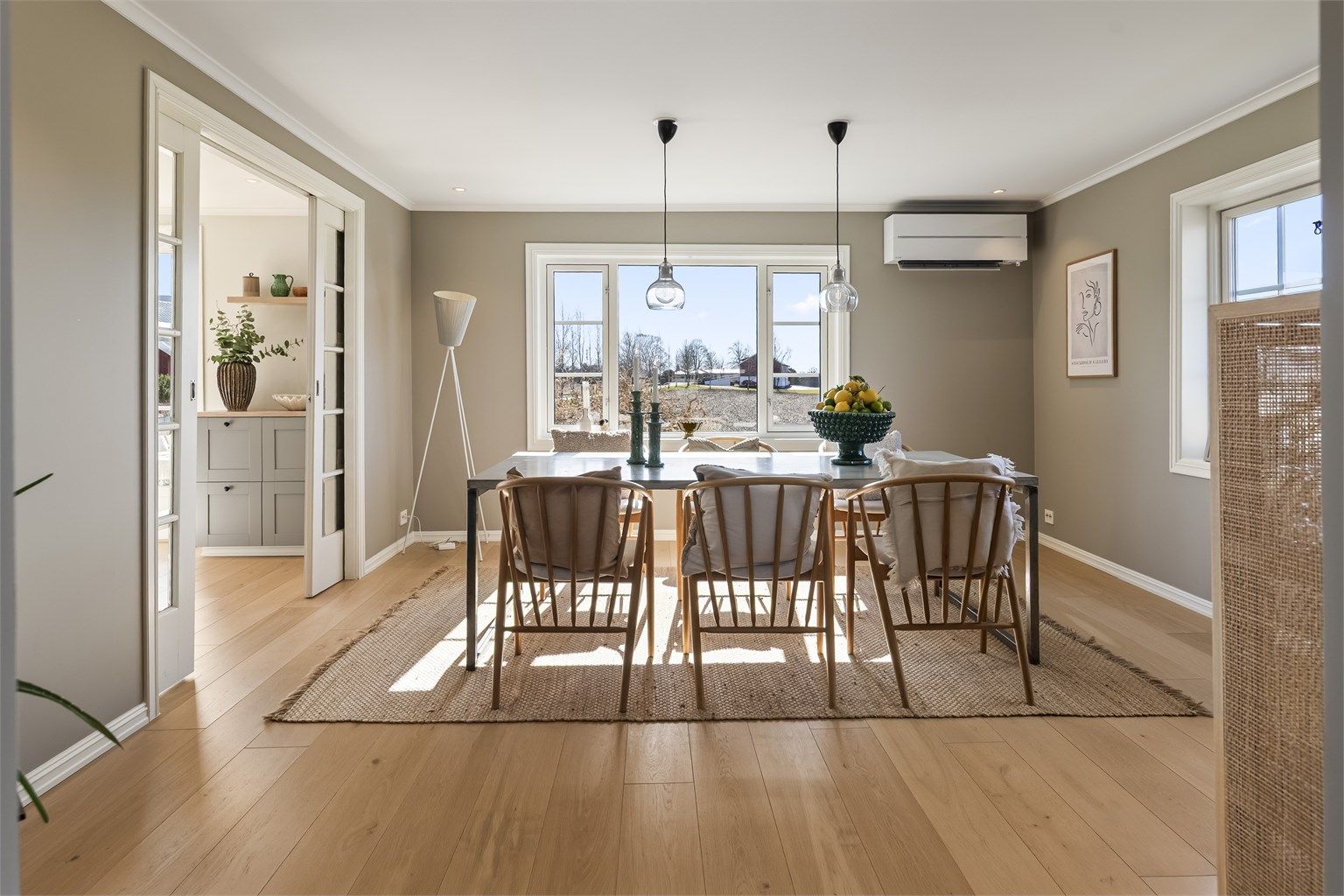 En luft-til-luft varmepumpe fra Mitsubishi (2019) sørger for effektiv oppvarming.