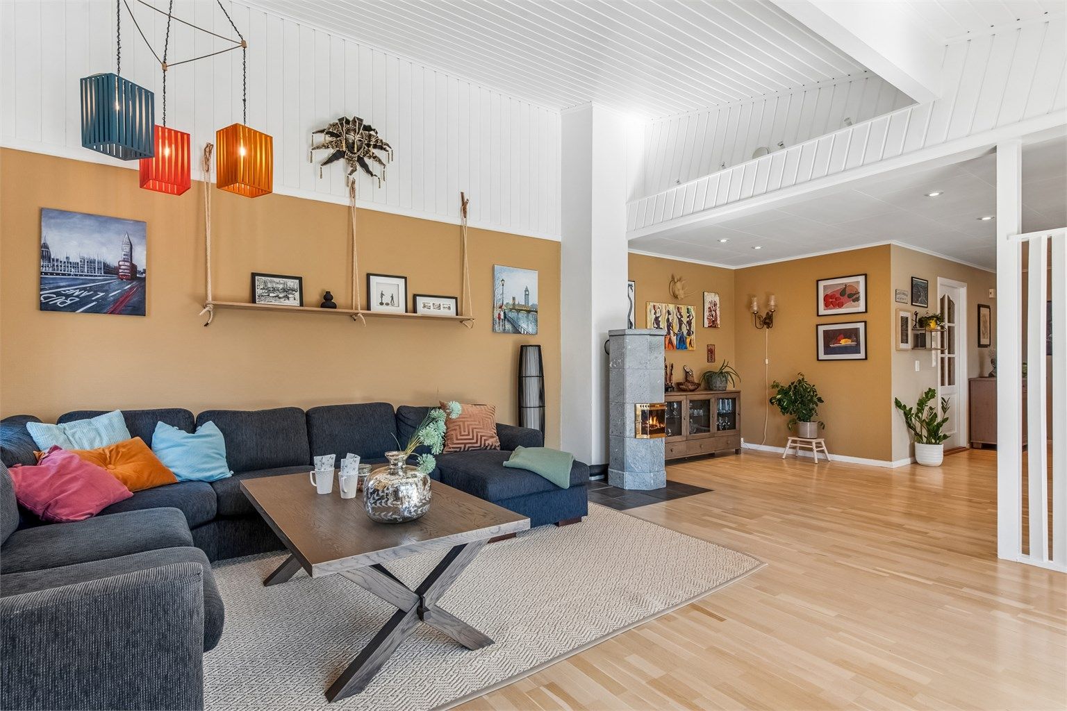 Stue med meget god takhøyde og flott peisovn. 