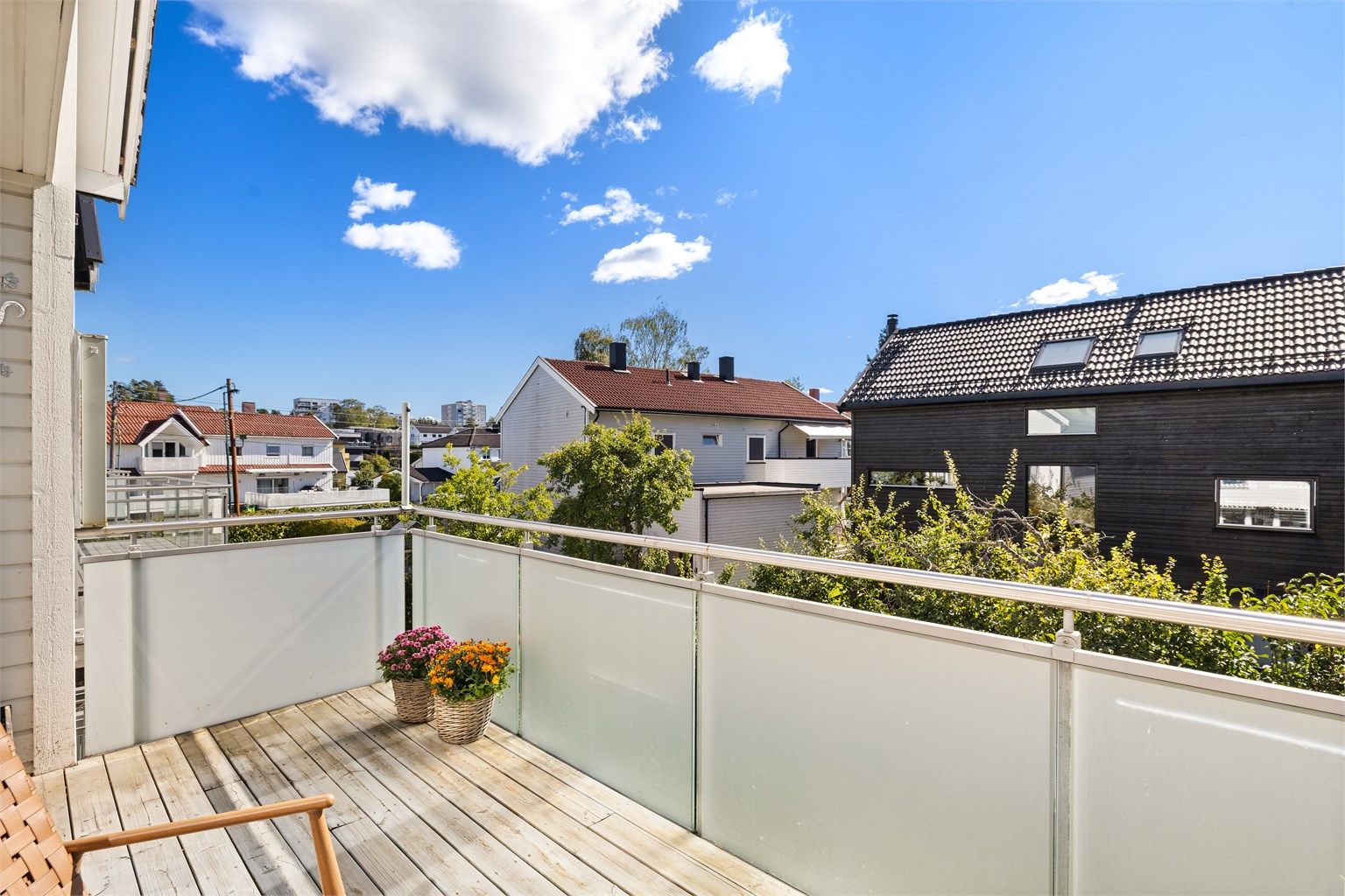 Utsikt fra balkongen mot nærområdet.