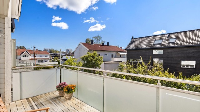 Utsikt fra balkongen mot nærområdet.