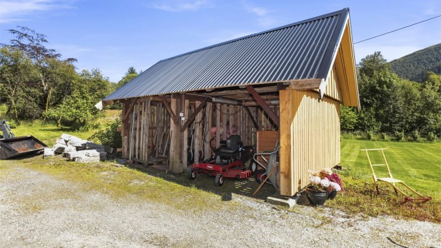 Det er mye skog på eiendommen, så her er man selvforsynt med ved.