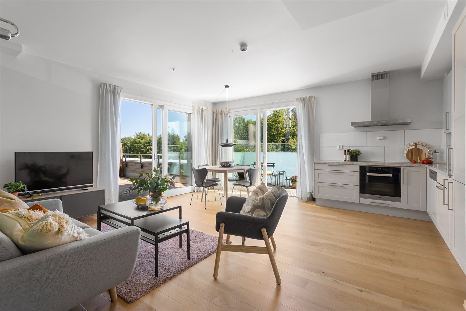 Velkommen til Niels Leuchs vei 46 B presentert av Fredrik Nordstrøm, v/ Krogsveen Bekkestua - Romslig stue/kjøkken løsning med store vindusflater som slipper inn rikelig med naturlig lys.