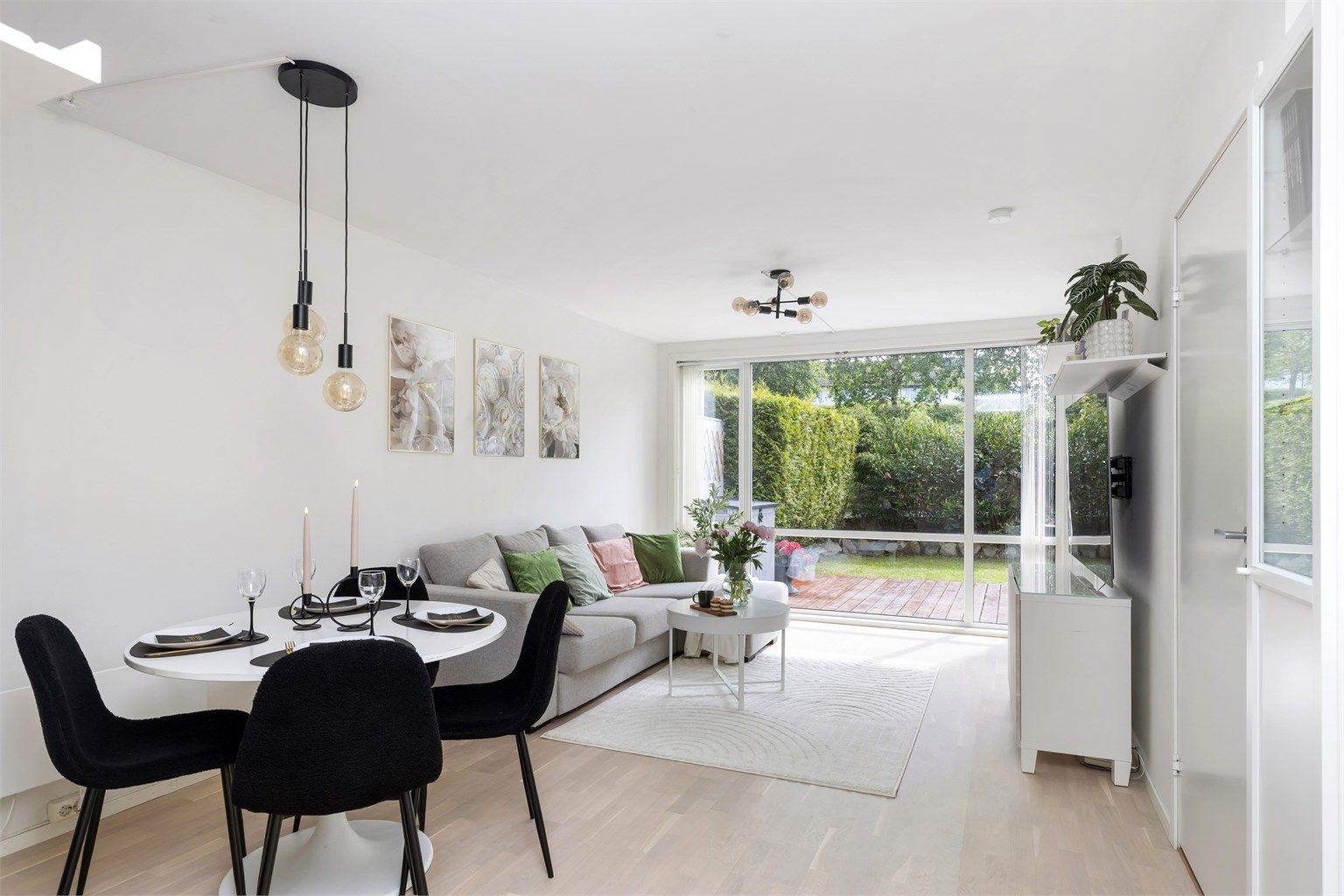 Stuen har plass til både sofagruppe og spisebord.