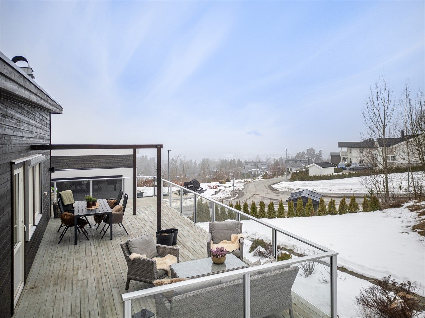 Pen vertikaldelt tomannsbolig beliggende i et attraktivt boligområde