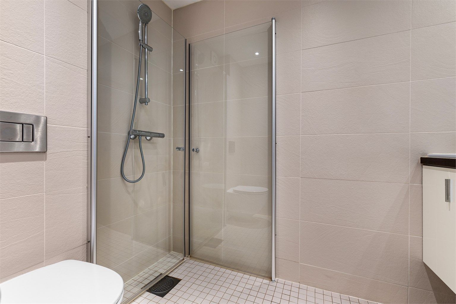 Badet ble oppgradert i 2010 og har flislagte overflater, vegghengt toalett og dusjhjørne med innfellbare dører.