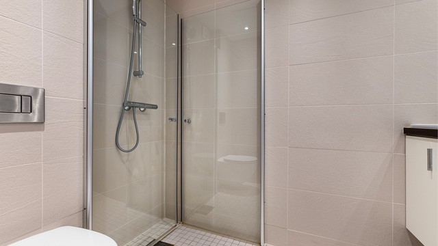 Badet ble oppgradert i 2010 og har flislagte overflater, vegghengt toalett og dusjhjørne med innfellbare dører.