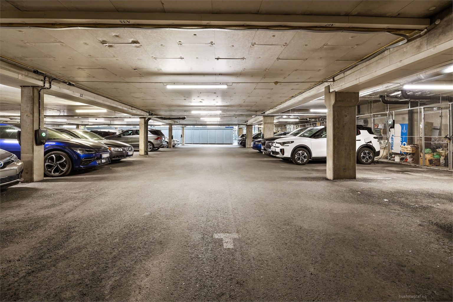 Leiligheten har en medfølgende parkeringsplass i felles garasjeanlegg. 
