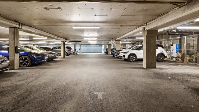 Leiligheten har en medfølgende parkeringsplass i felles garasjeanlegg.