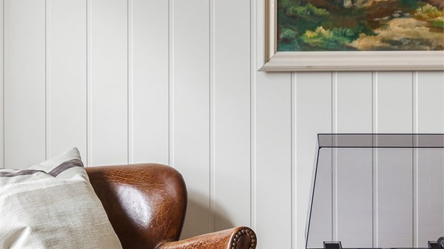 Gjennomgående materialvalg med MDF-panel på veggene.