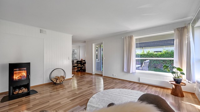 Stuen er boligens naturlige samlingspunkt, med store vindusflater som slipper inn rikelig med dagslys og skaper en luftig og behagelig atmosfære.