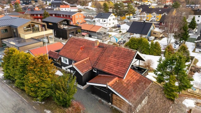 Enebolig på solrik tomt med beliggenhet like ved Bymarka.
