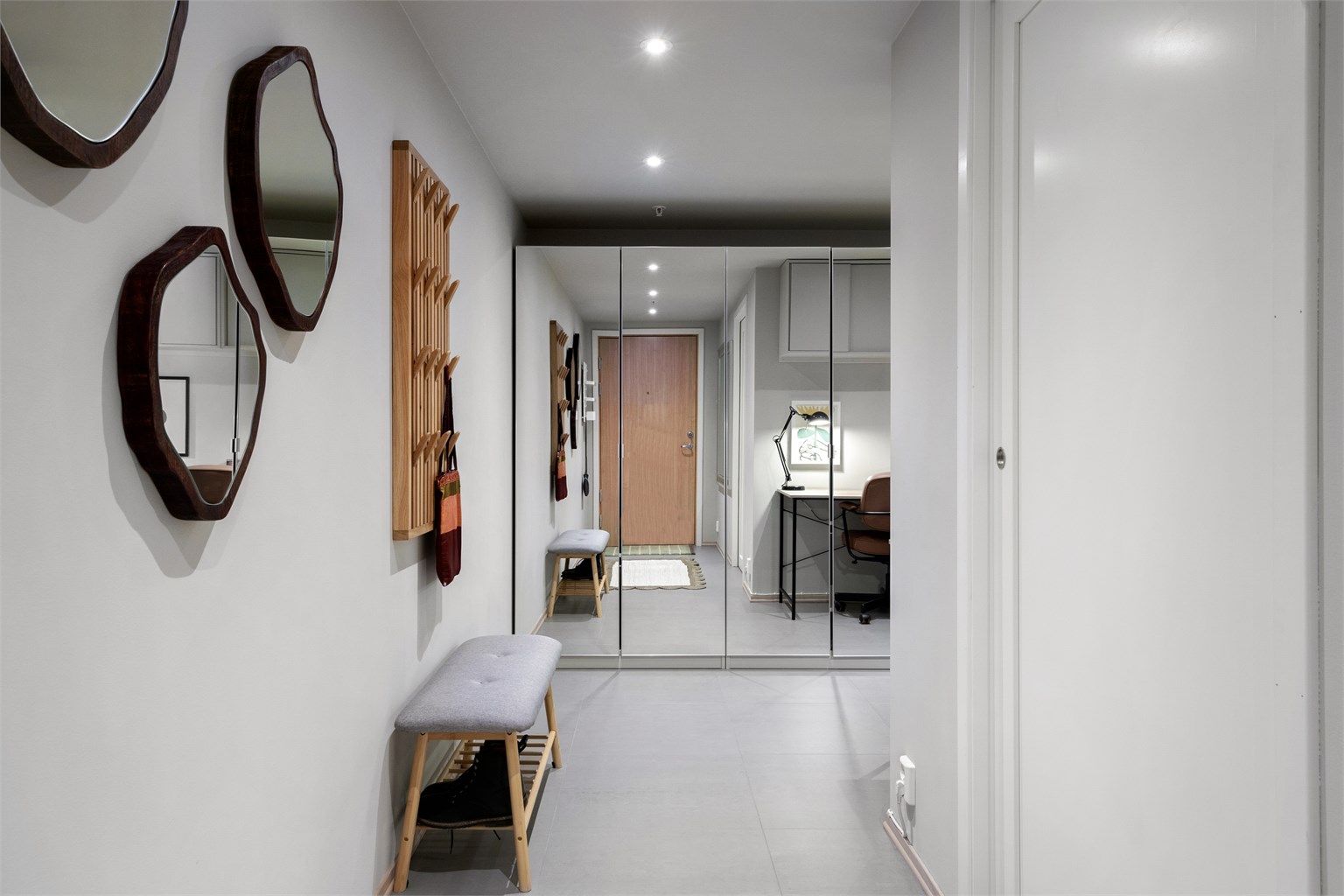 Velkommen inn i en romslig entré med god plass til oppbevaring, i en stor speilgarderobe!