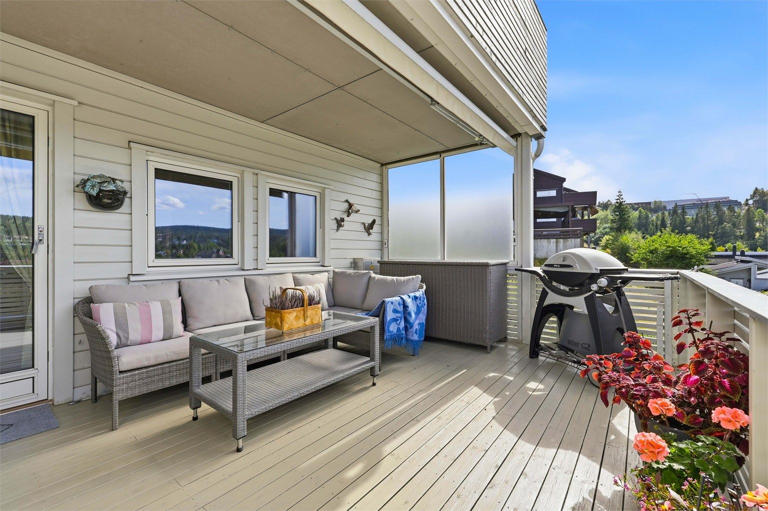 Terrassen har fin plass til hele grillselskapet