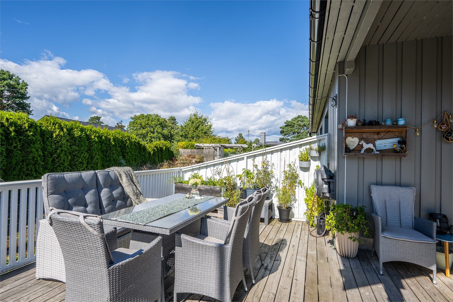 Terrassen har god plass til både spisebord og grill.