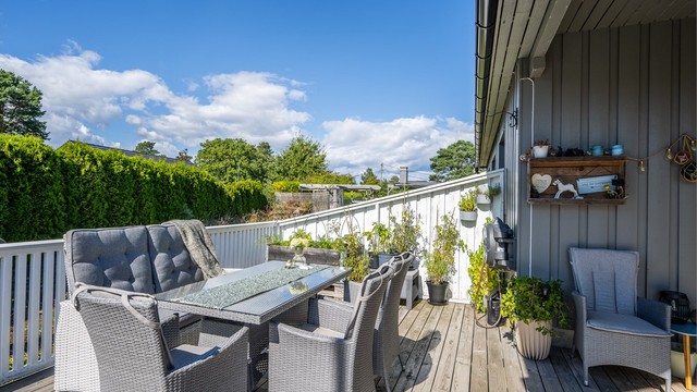 Terrassen har god plass til både spisebord og grill.