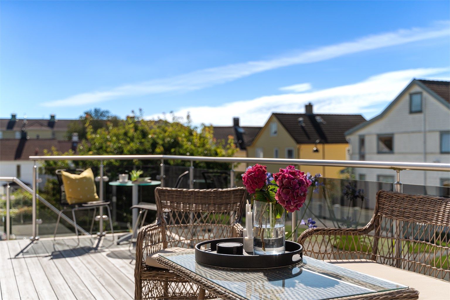 Solrik terrasse og hage. 