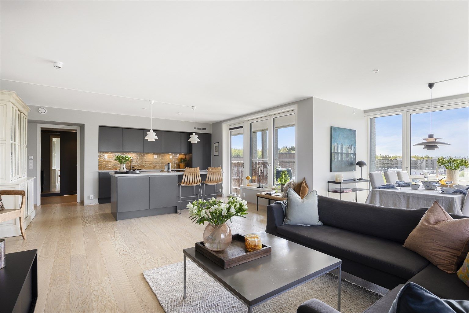 Flott stue og kjøkken med utsikt