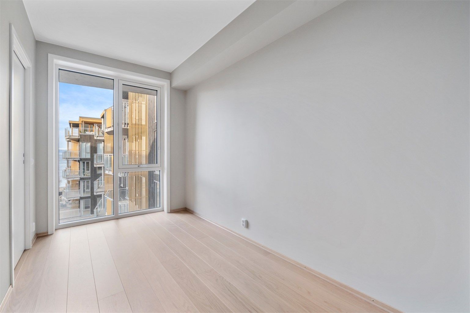 Soverom 2 måler 8,5 kvm og har også god plass til seng av forskjellig størrelse, samt garderobeløsninger.