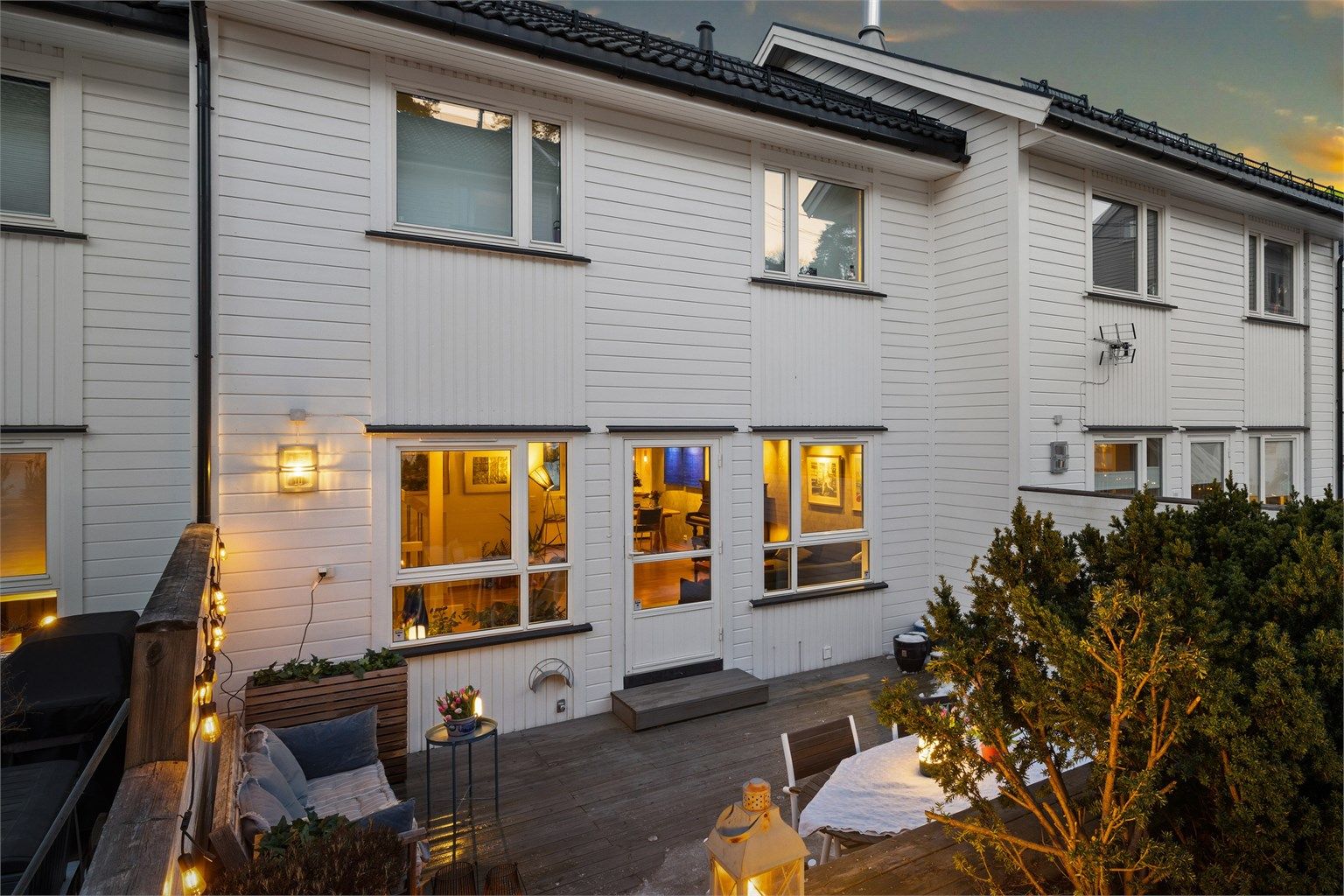 Eiendommen ligger i et særdeles barnevennlig og trafikkskjermet villaområde med unike tur- og rekreasjonsområder, samt slalåmbakke, rett utenfor døren. Det er heller ikke langt til sjøen. Gangavstand til Ljan skole, kollektivtransport og servicetilbud