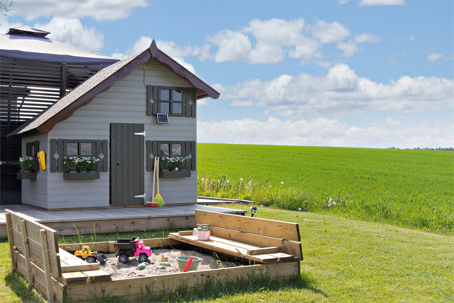 I hagen er det også en lekestue med egen liten terrasse og sandkasse.